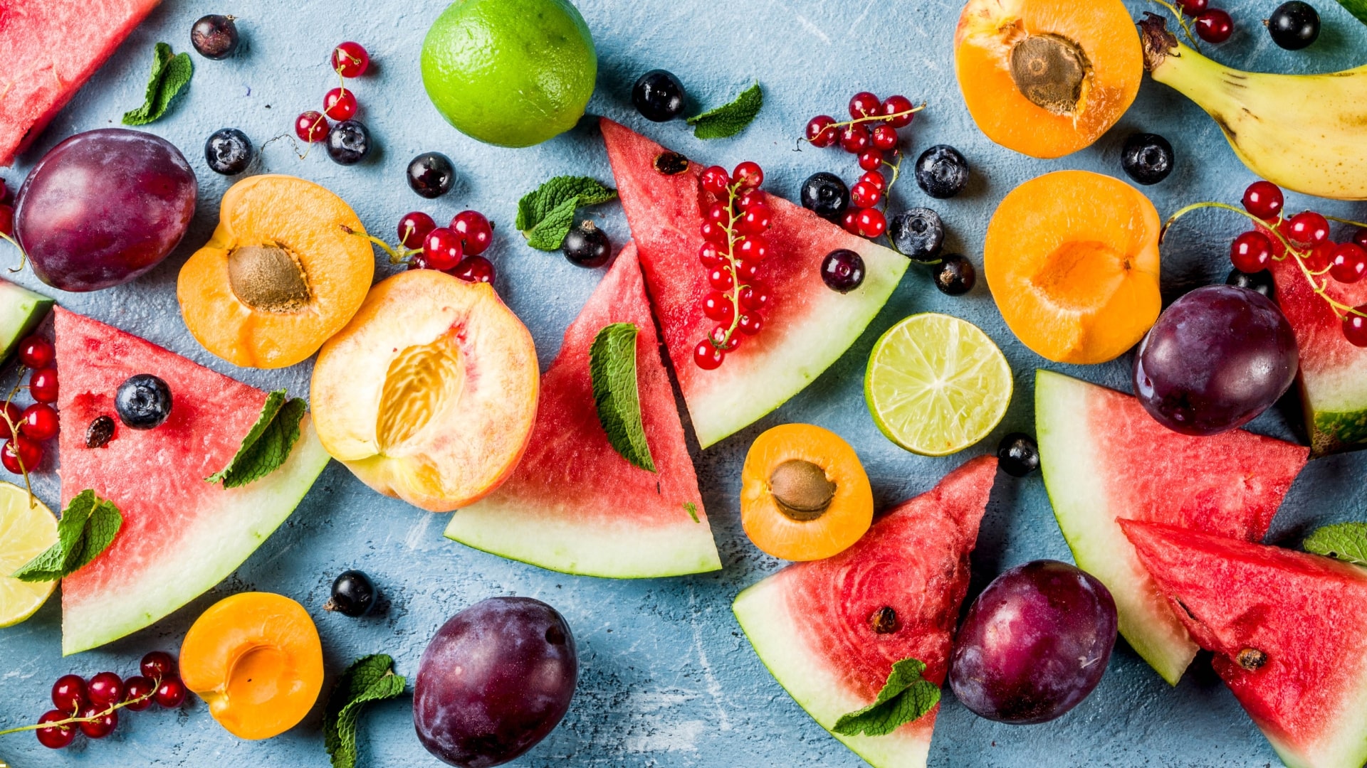 frutta donare sangue Una tavola composta di varie tipologie di frutta tagliata e fresca ben colorata